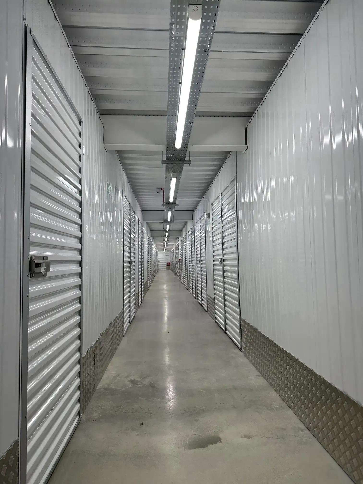 Self-storage outlet contract clean