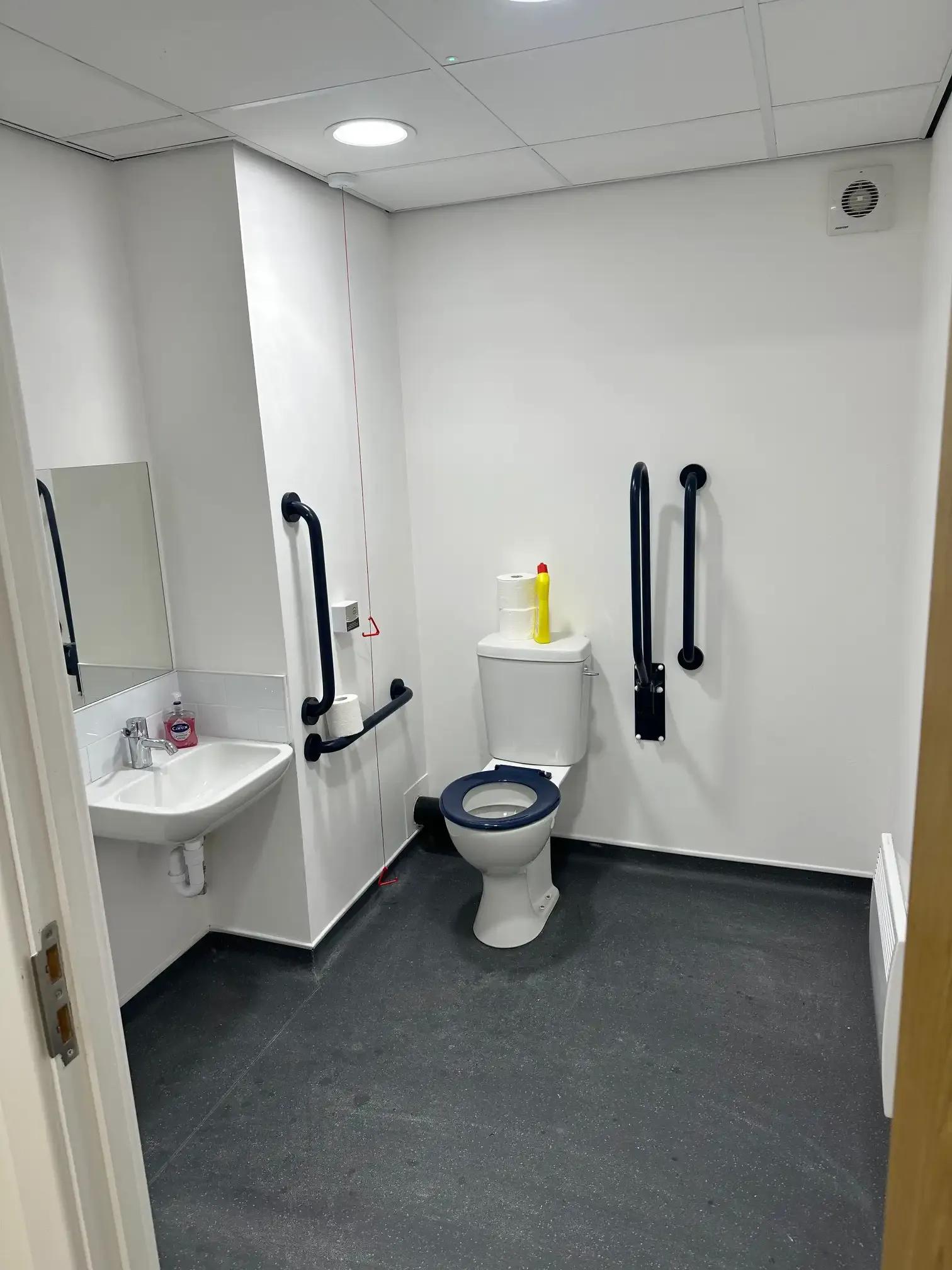 Self-storage outlet contract clean